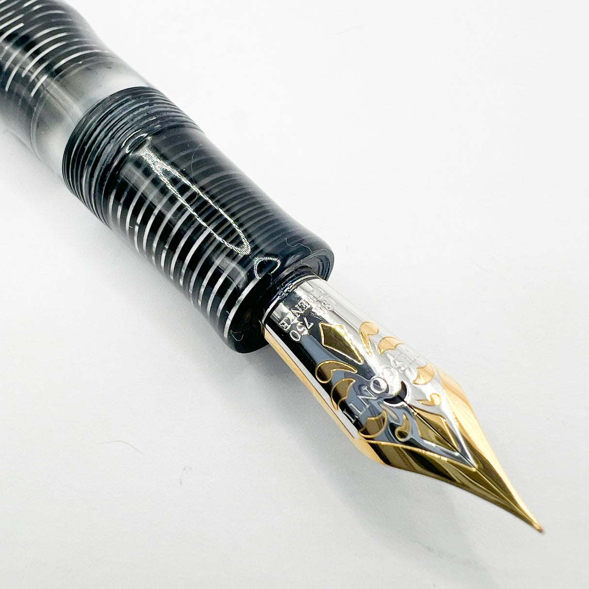 Visconti Oversized Wall Street Limited Edition Glittering Silver Gray Striped Celluloid Fountain Pen - Medium 18kt Gold Nib
