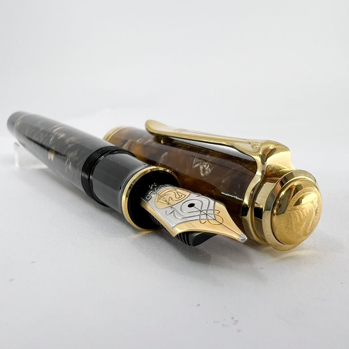 Pelikan M800 Renaissance Brown Marble Fountain Pen - Medium 18kt Gold Nib