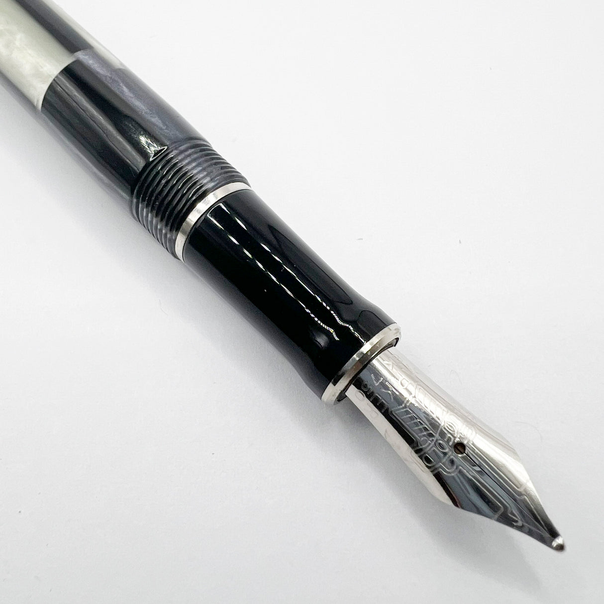 Parker Duofold Black Mosaic International Fountain Pen - Medium 18kt Gold Nib