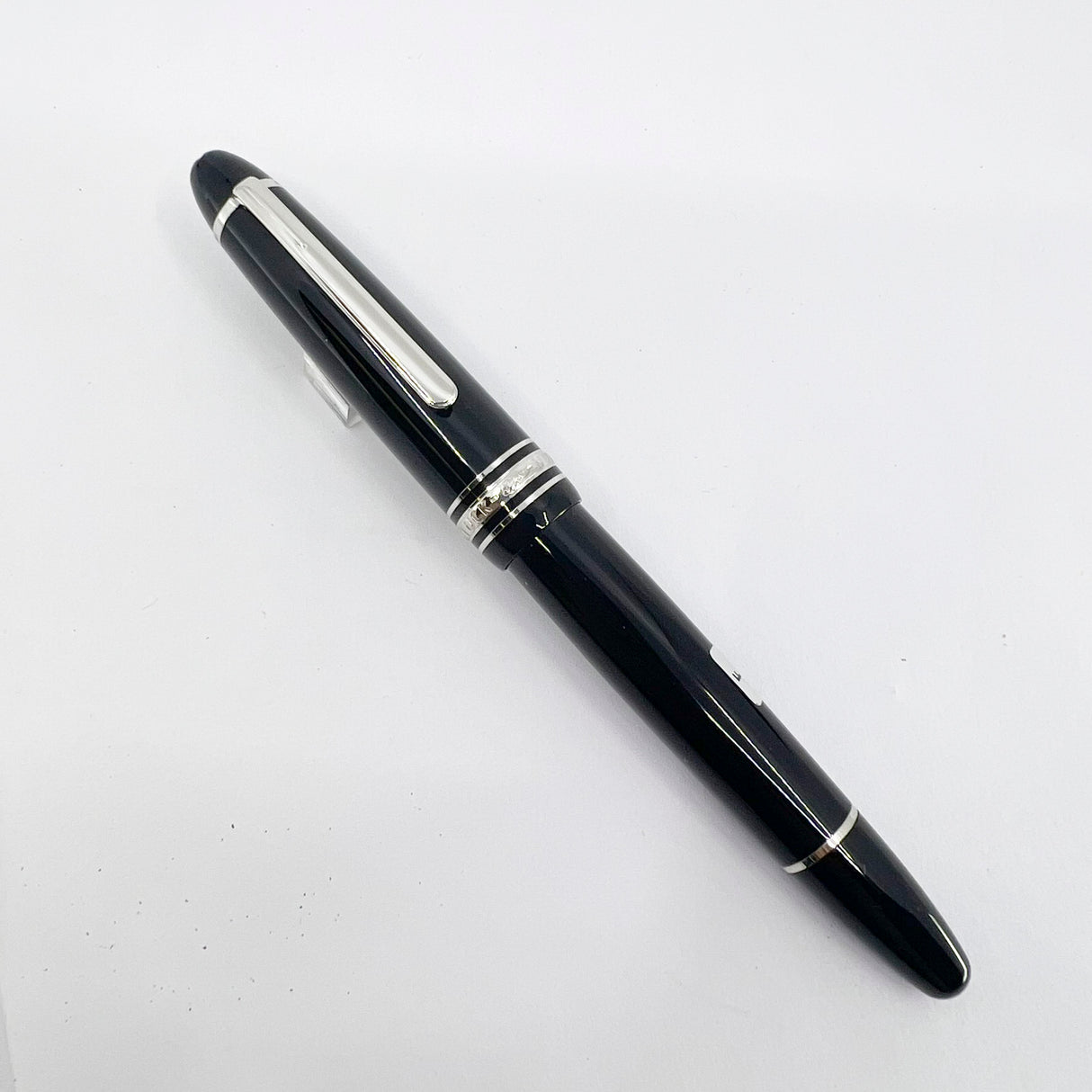 Montblanc #P146 LeGrand Meisterstuck Black Resin Fountain Pen/Platinum-Plated Trim - Fine 14kt Gold Nib