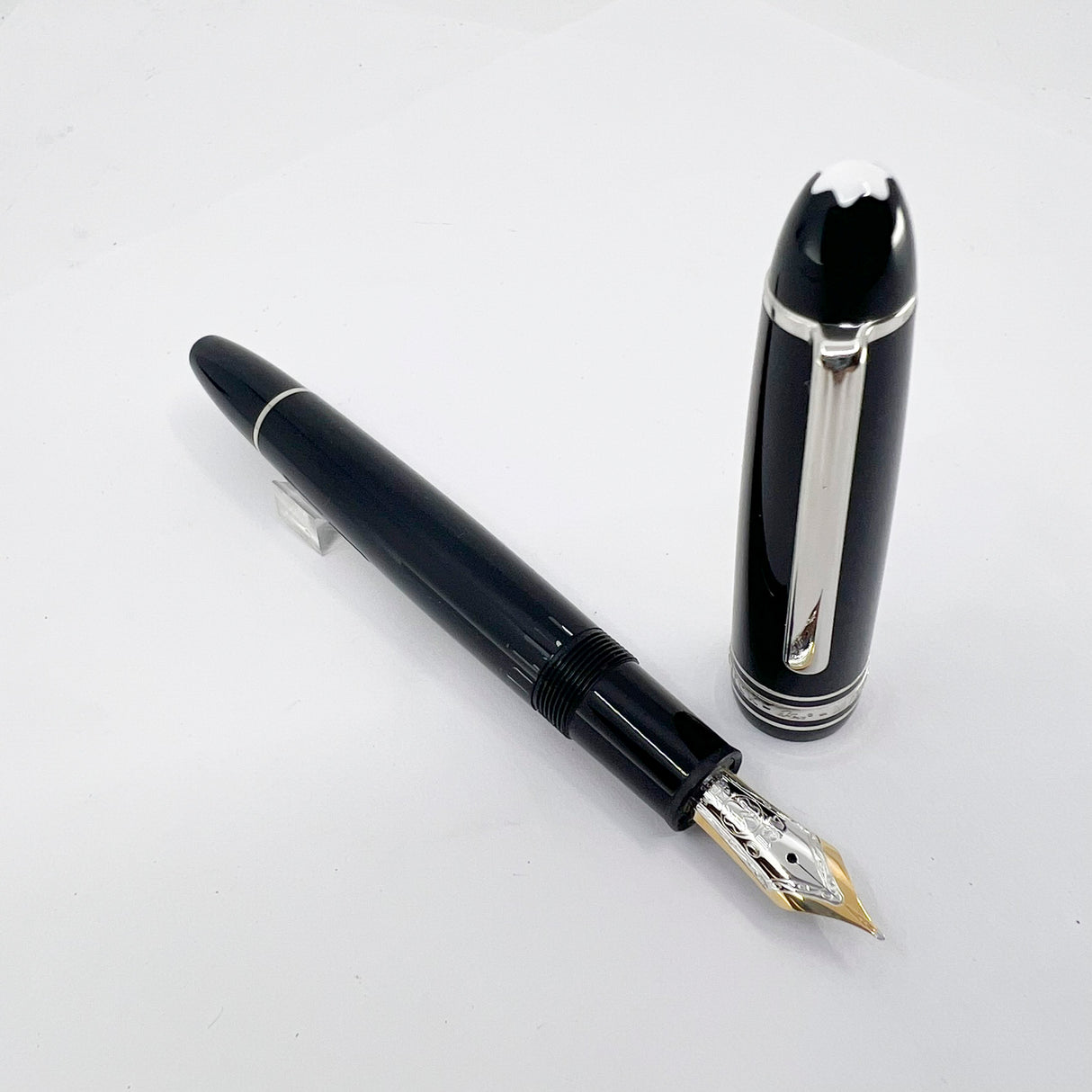 Montblanc #P146 LeGrand Meisterstuck Black Resin Fountain Pen/Platinum-Plated Trim - Fine 14kt Gold Nib