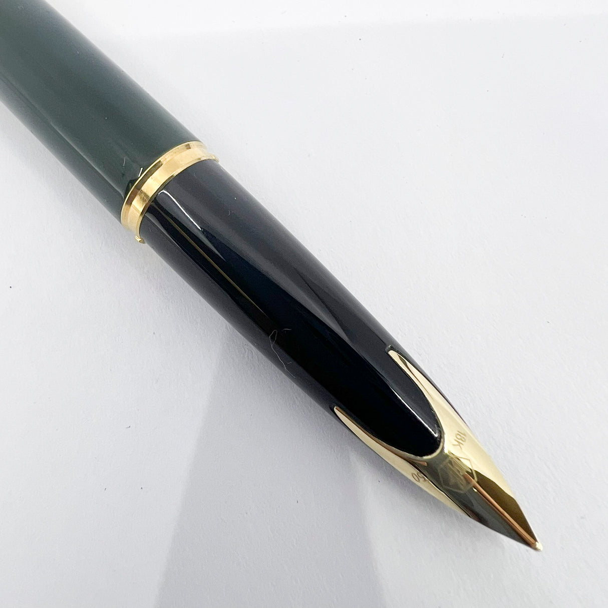 Waterman Carene  Deluxe Gold-Plated Cap/Green Lacquer Barrel Fountain Pen - Fine 18kt Gold Nib