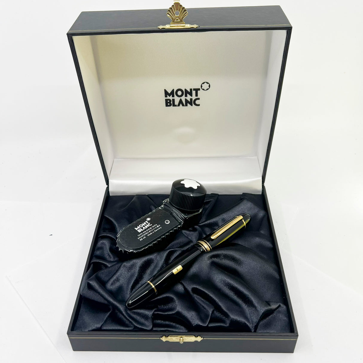 Montblanc Meisterstuck #149 Fountain Pen - Largest Of The Meisterstucks - Medium 18kt Gold Nib - MINT!