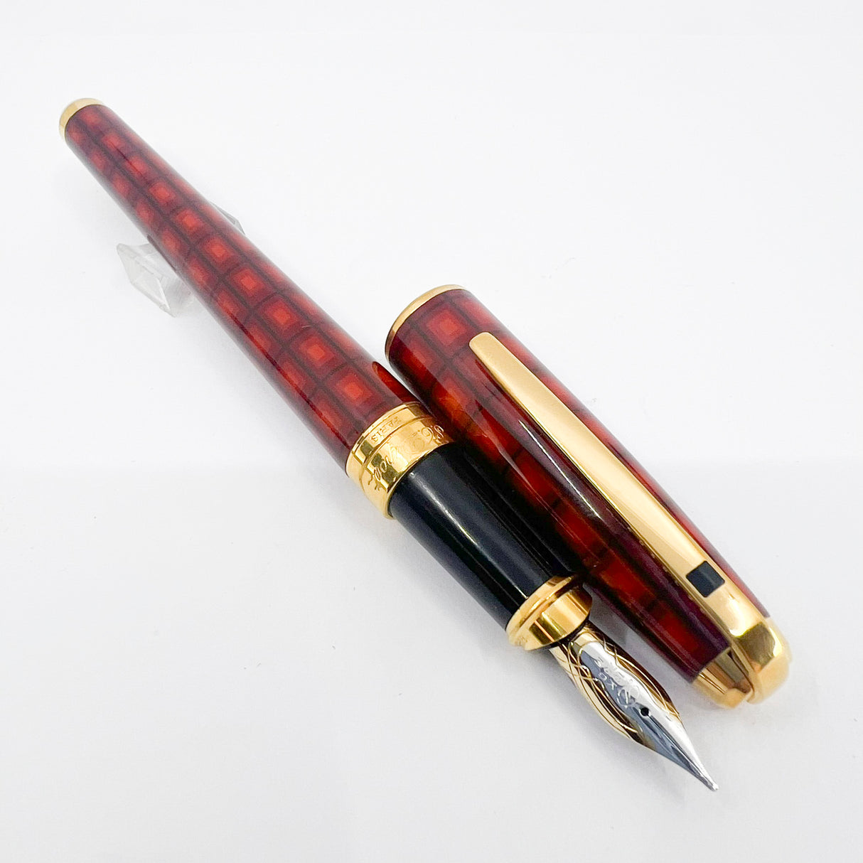 S.T. DuPont Orpheo Vertigo  Laque de Chine Fountain Pen - Medium 18kt Gold Nib