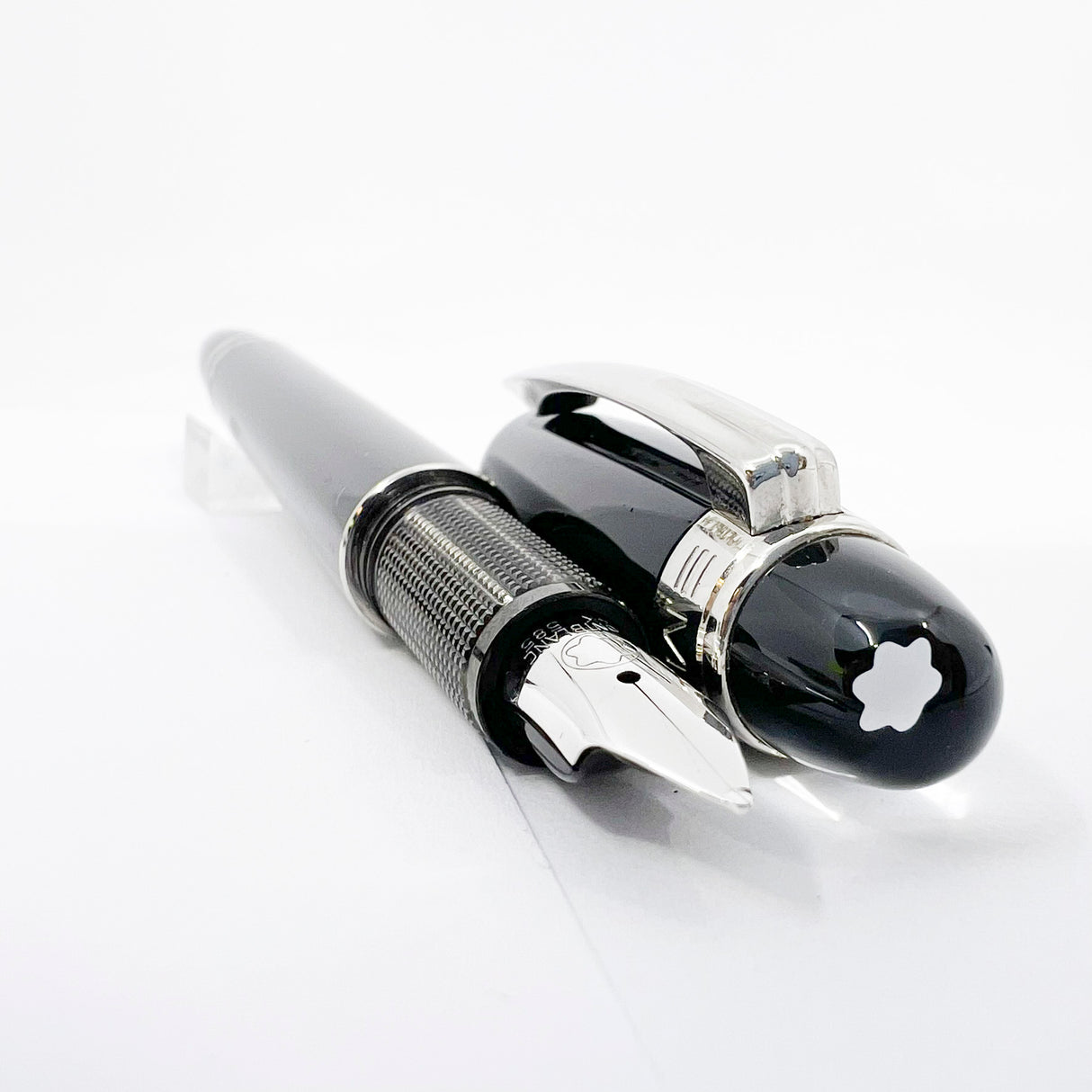 Montblanc Starwalker Black Resin Fountain Pen - Medium 14kt  Gold Nib