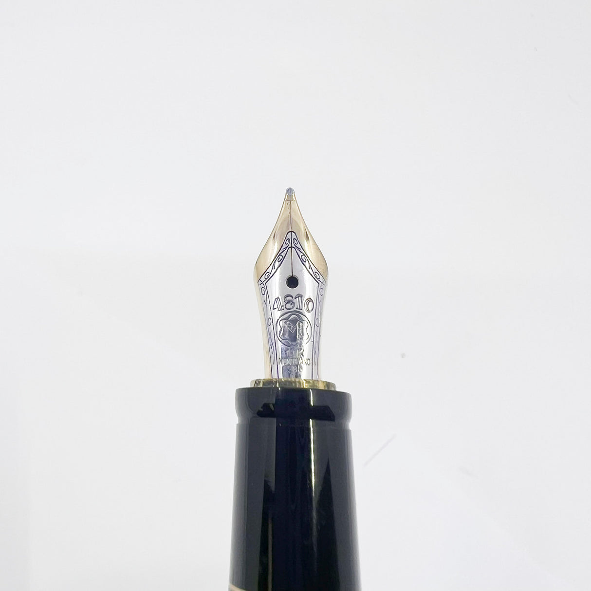 Montblanc Boheme Retractable Black Resin Fountain Pen - Red Stone in Clip - Medium 14kt Gold Nib