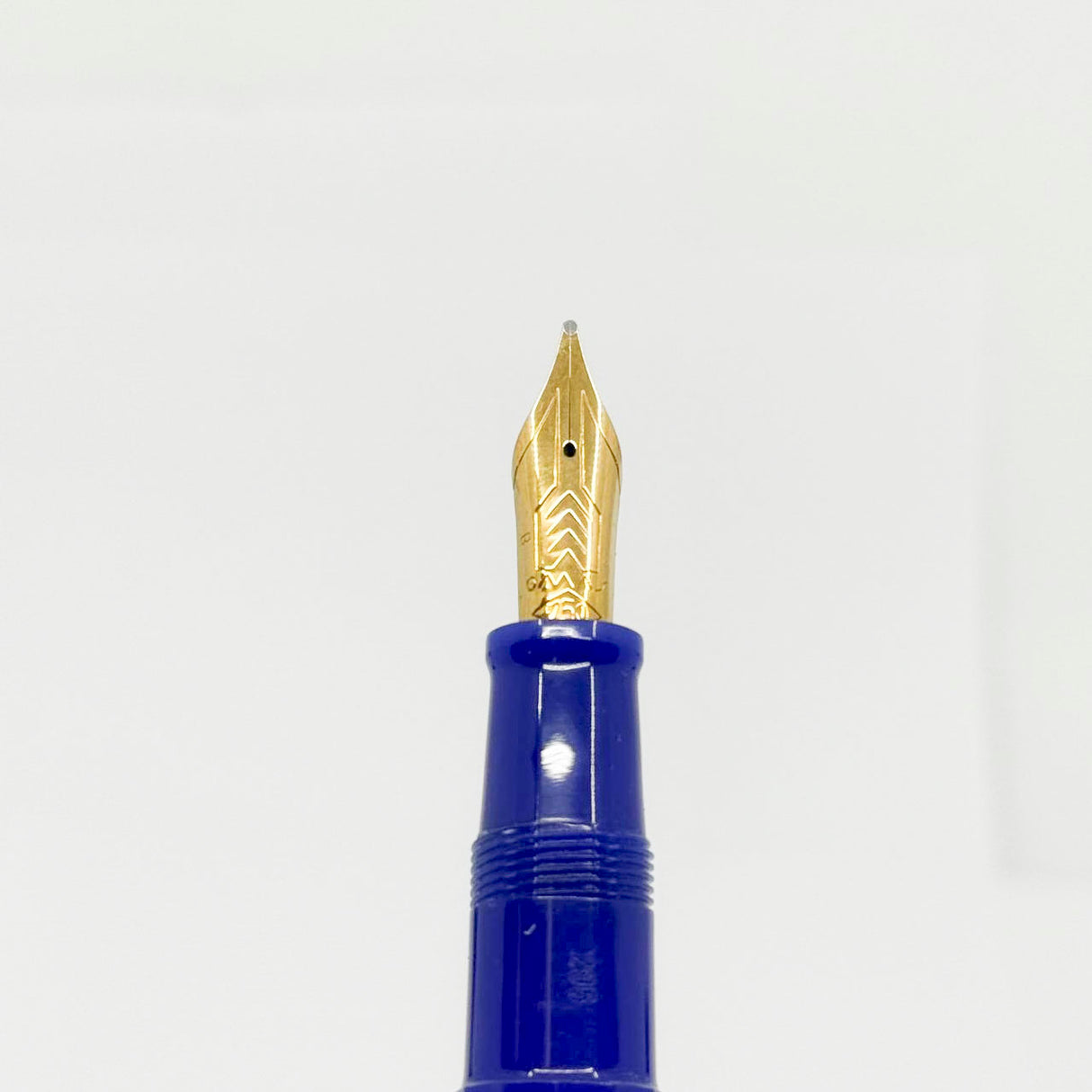 OMAS Milord Paragon Royal Blue Fountain Pen  - Broad 18kt Gold Nib