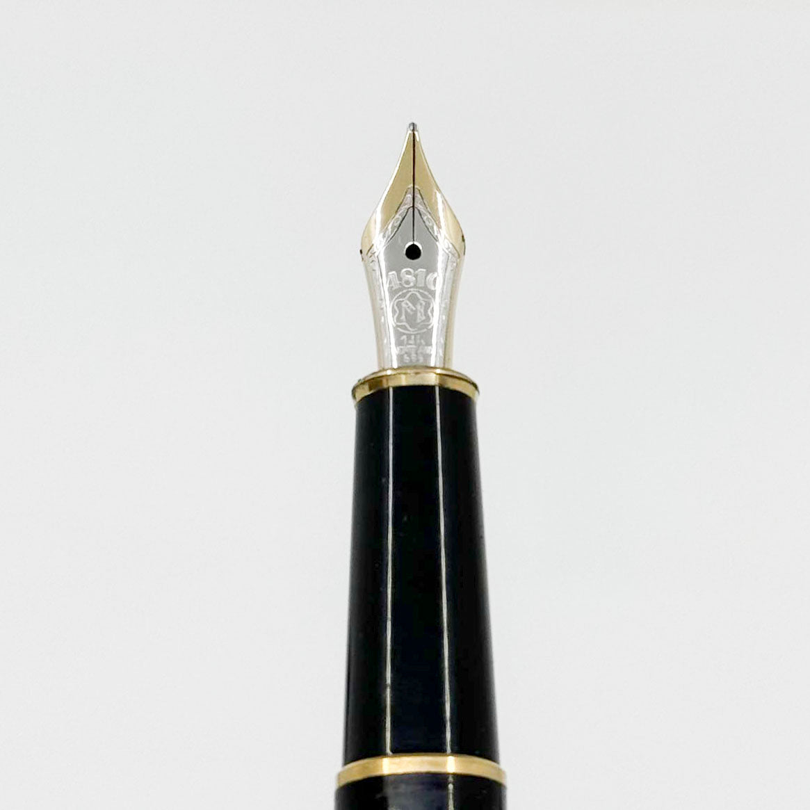 Montblanc Classique #144 Black Resin Fountain Pen- Medium 14kt Gold Nib