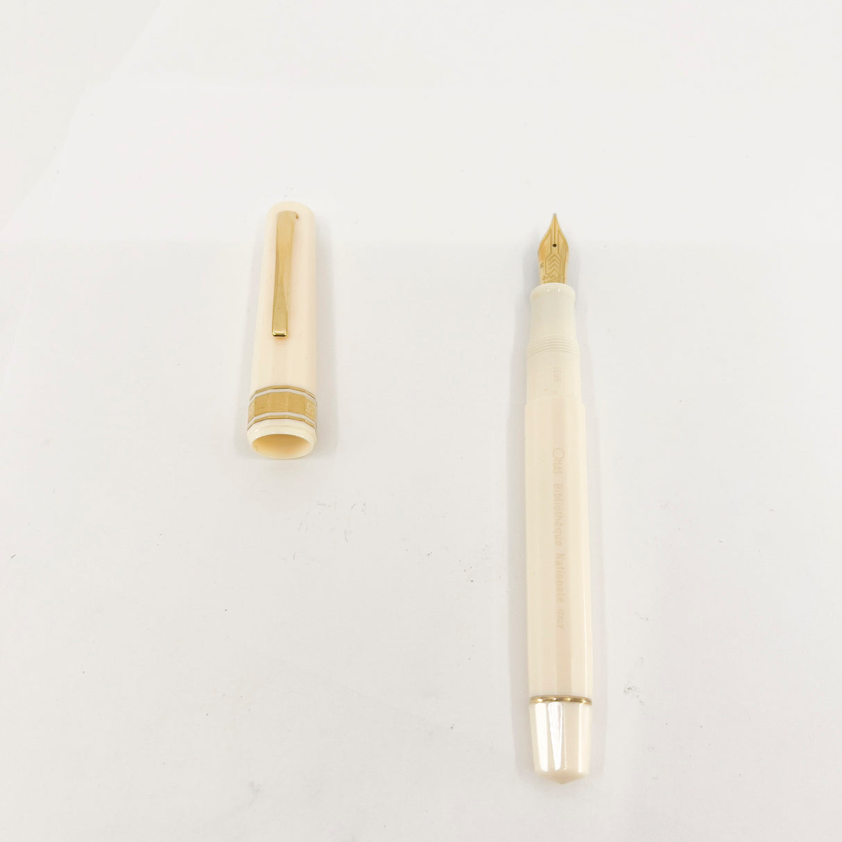 OMAS Ivory Vegetal Resin Bibliotheque Nationale Fountain Pen - Medium 18kt Gold Nib