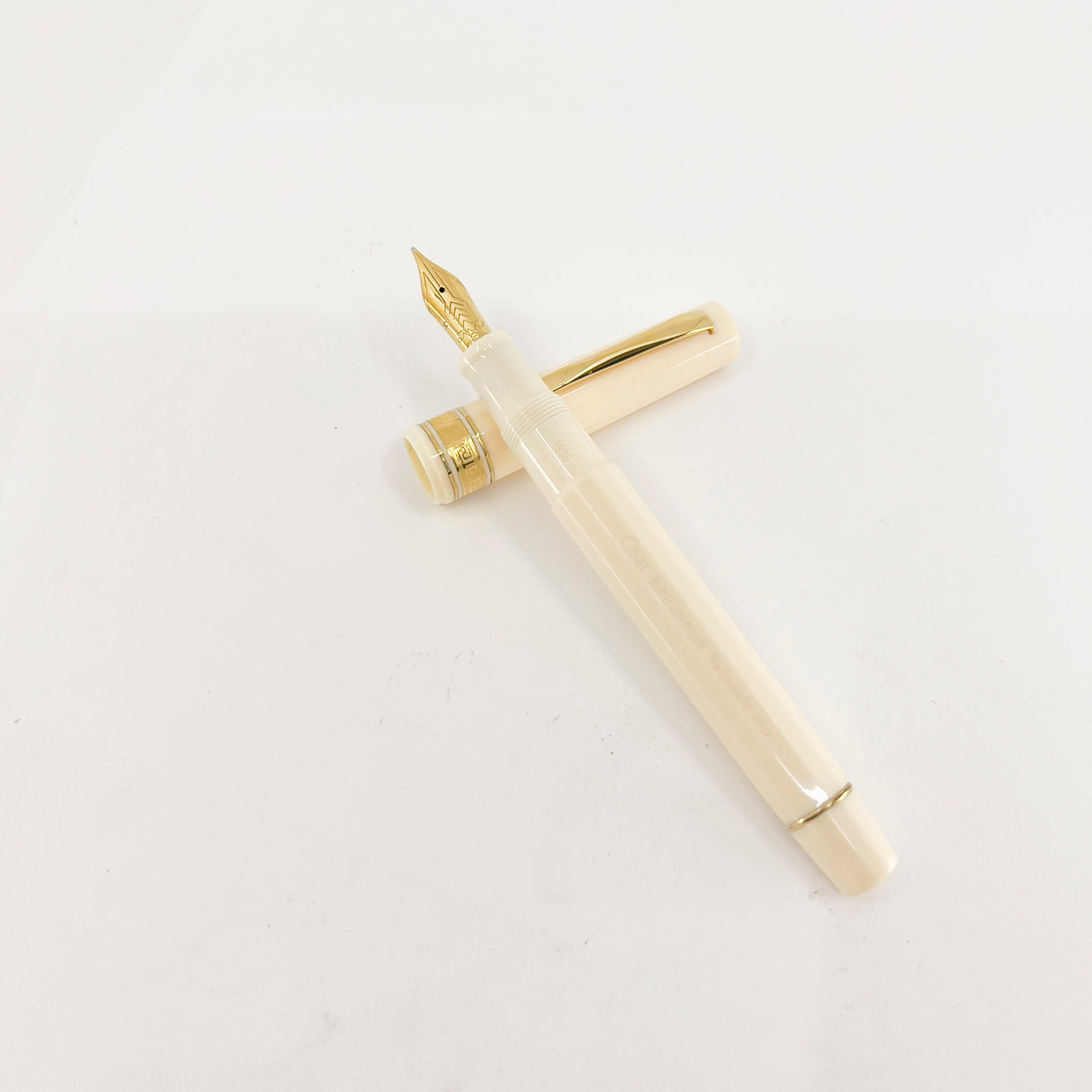 OMAS Ivory Vegetal Resin Bibliotheque Nationale Fountain Pen - Medium 18kt Gold Nib