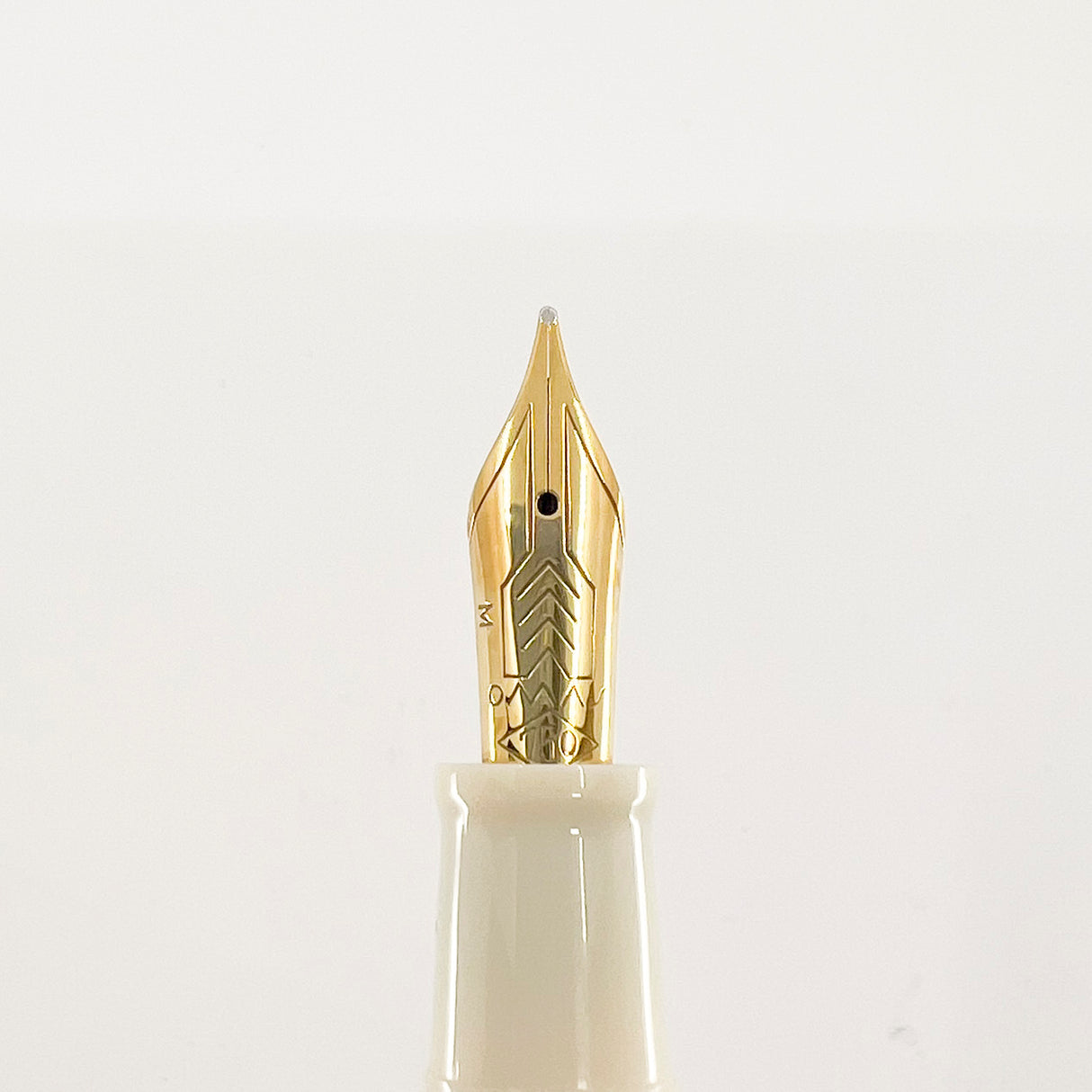 OMAS Ivory Vegetal Resin Bibliotheque Nationale Fountain Pen - Medium 18kt Gold Nib