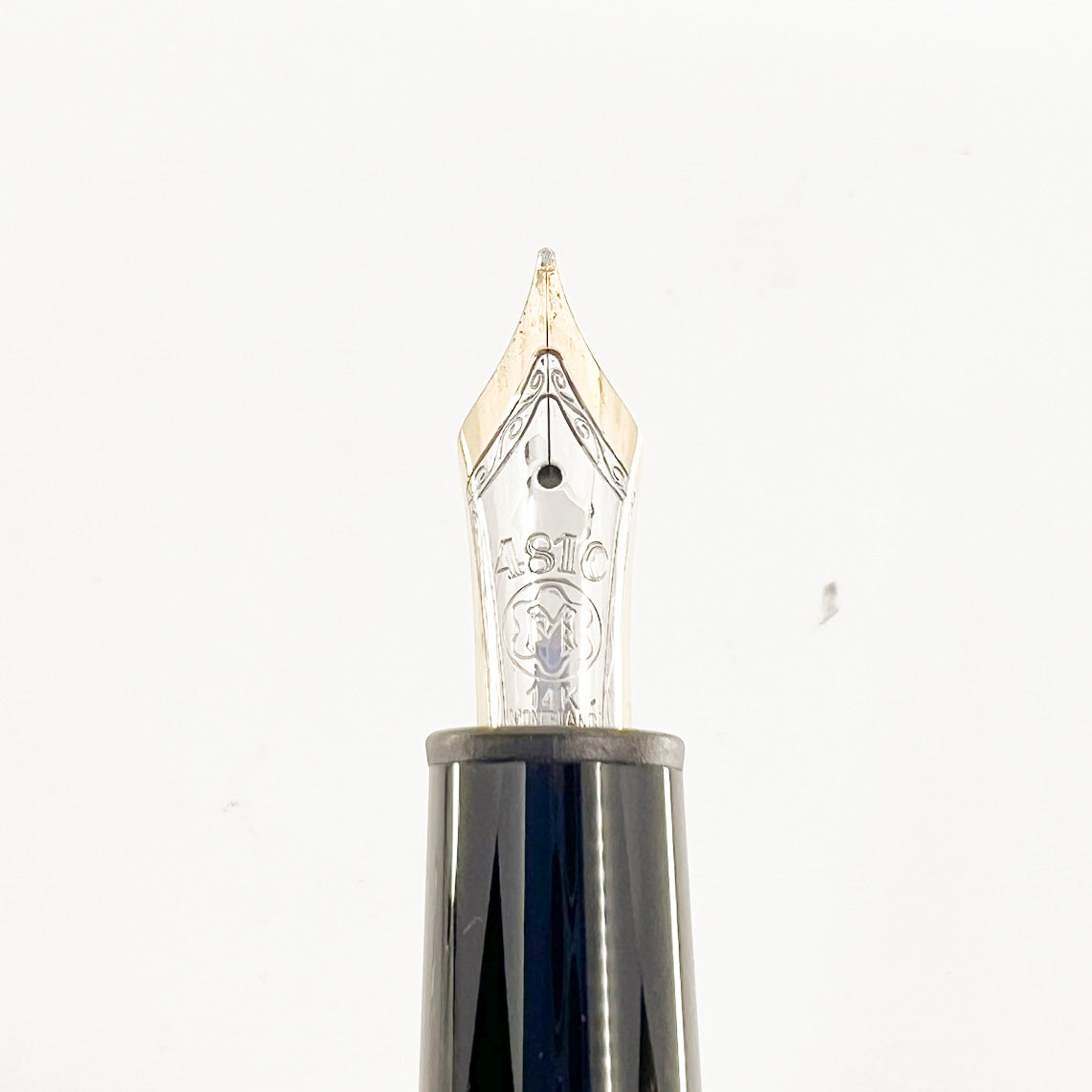 Montblanc Black Resin Meisterstuck #146 LeGrand Fountain Pen - Semi-Flex Medium 14kt Gold  Nib
