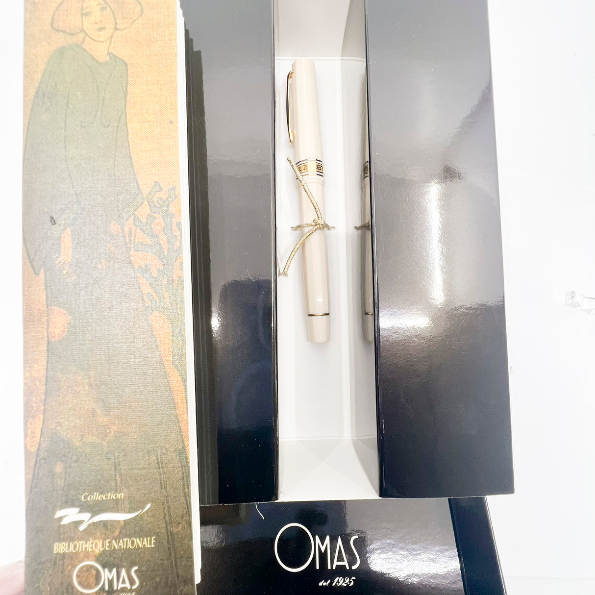 OMAS Ivory Vegetal Resin Bibliotheque Nationale Fountain Pen - Medium 18kt Gold Nib