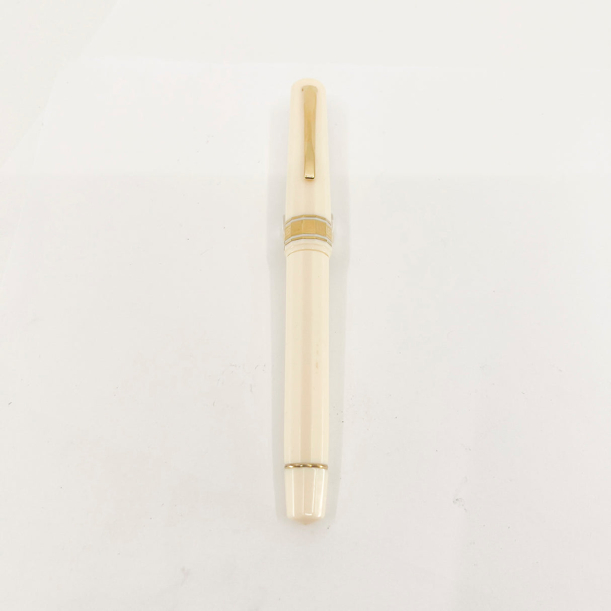 OMAS Ivory Vegetal Resin Bibliotheque Nationale Fountain Pen - Medium 18kt Gold Nib