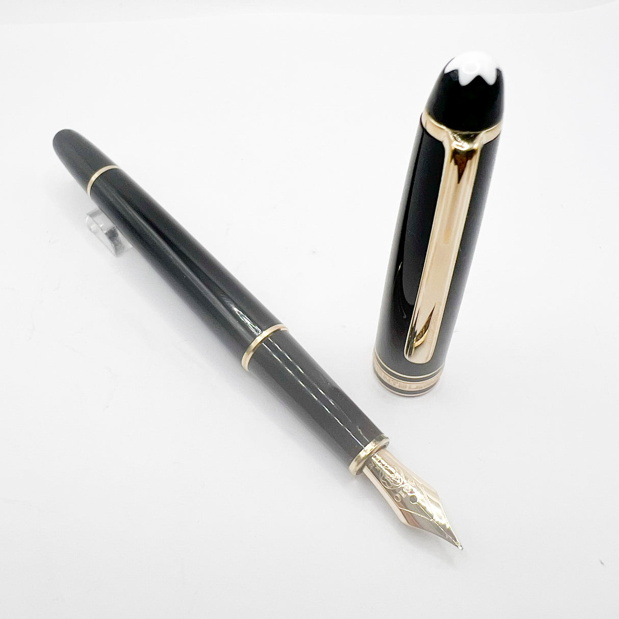 Montblanc Classique #144 Black Resin Fountain Pen - Fine 14kt Gold Nib