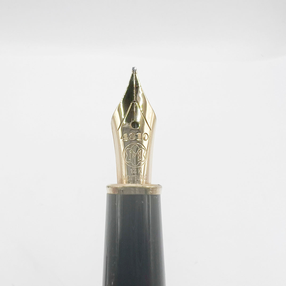 Montblanc Classique #144 Black Resin Fountain Pen - Fine 14kt Gold Nib