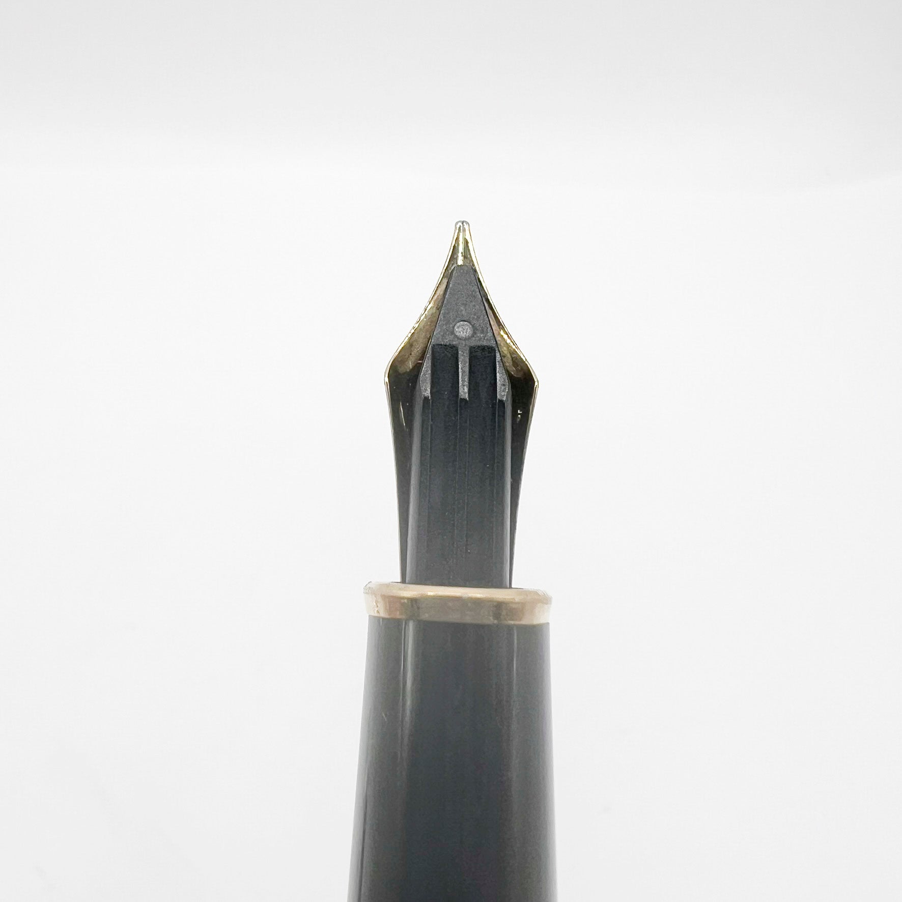 Montblanc Classique #144 Black Resin Fountain Pen - Fine 14kt Gold
