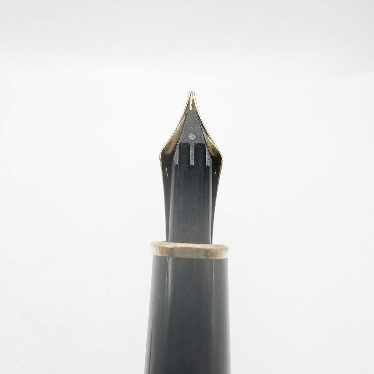 Montblanc Classique #144 Black Resin Fountain Pen - Fine 14kt Gold Nib