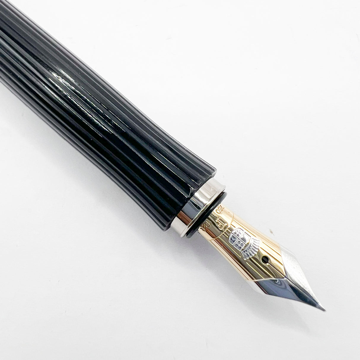 Graf von Faber Castell Intuition Fountain Pen - Black Smooth Resin  Cap/Black Fluted Resin Barrel - Fine 18kt Gold Nib