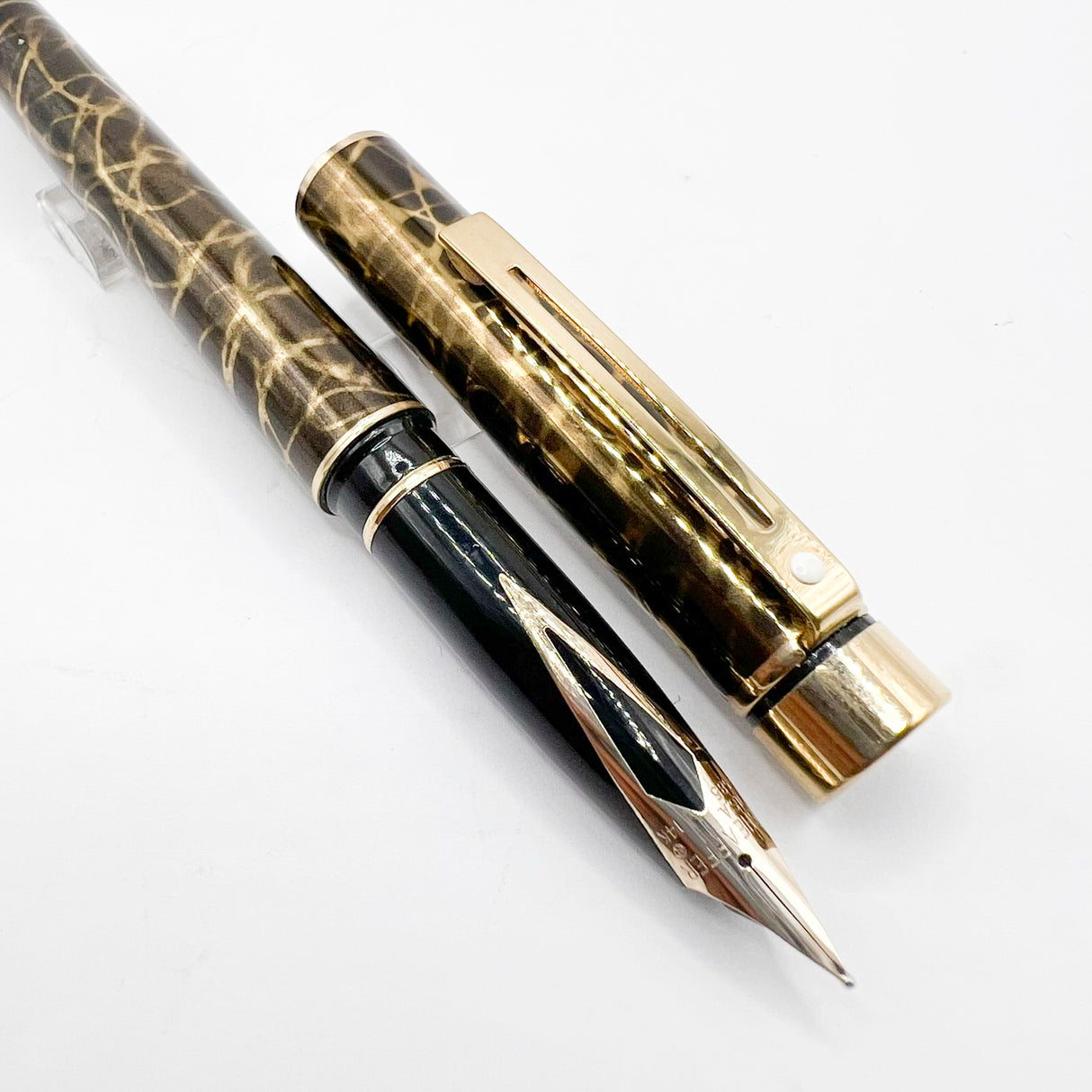Sheaffer Full Size Targa  Lacque Filigree Pattern Fountain Pen - Medium 14kt Gold Nib
