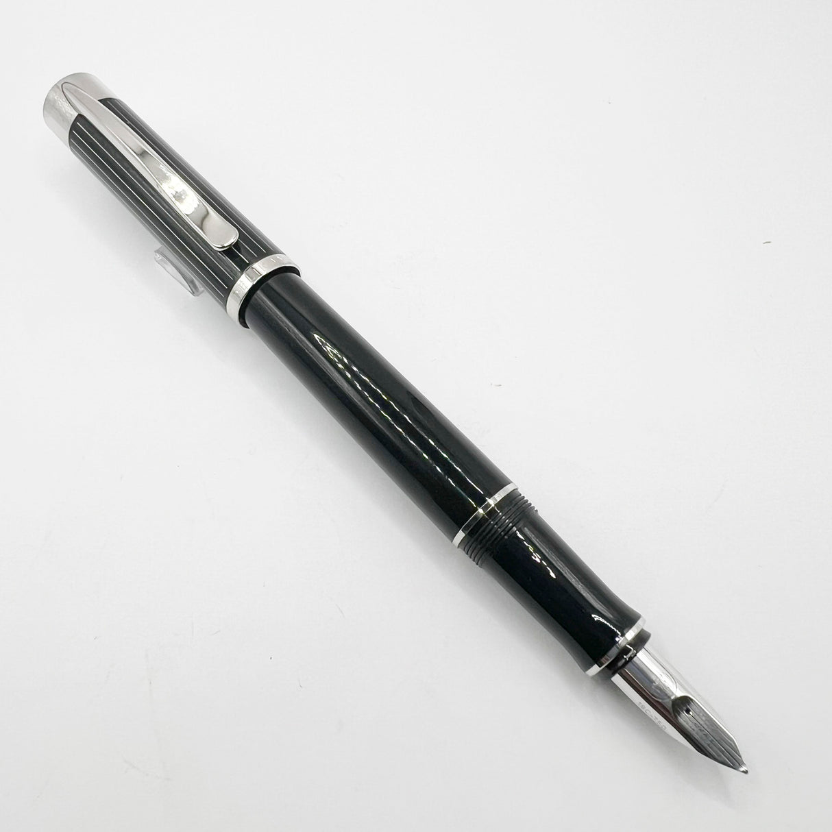 Pelikan P3100 Ductus Fountain Pen -  Medium 18kt Gold Nib