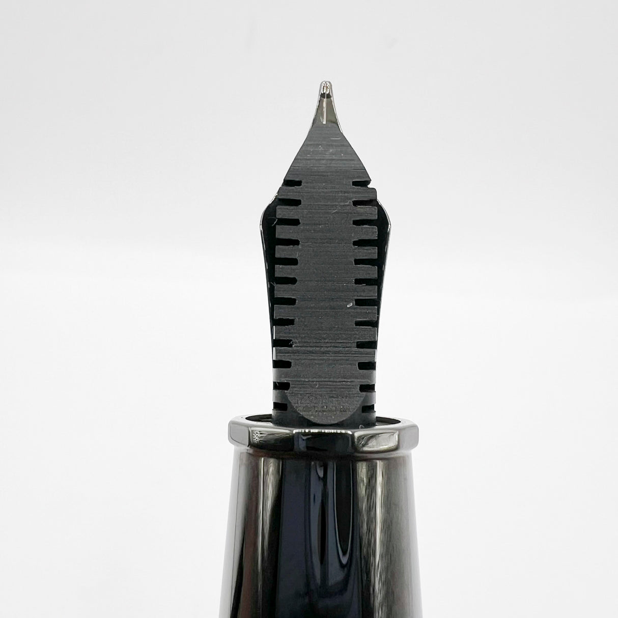 OMAS Arte Italiana "Noir" Large Paragon Guilloche Fountain Pen - Medium 18kt Gold Nib