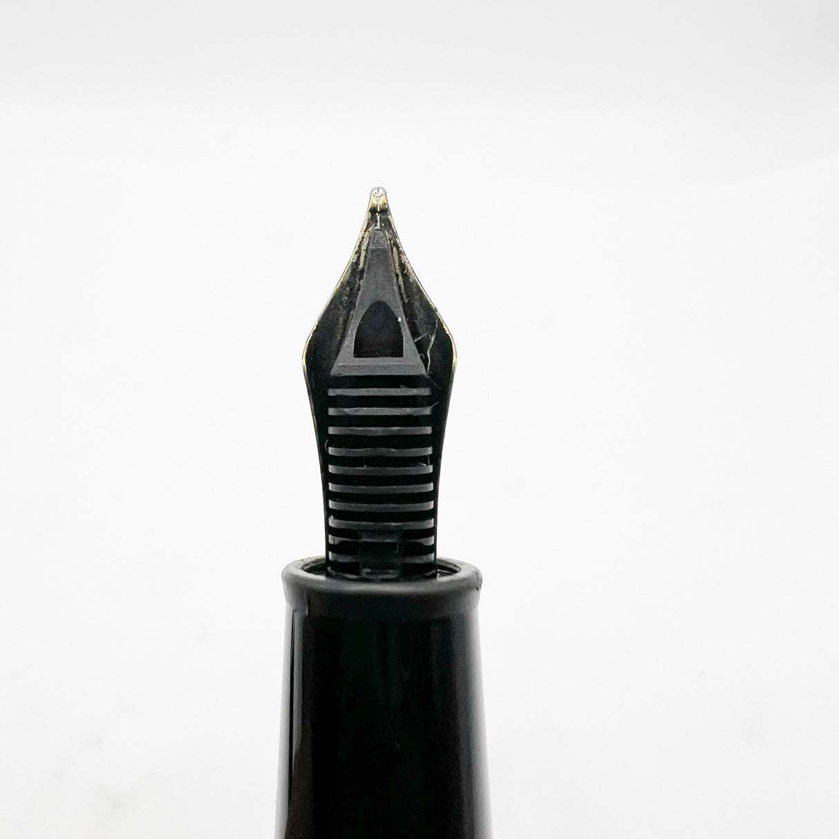 Montblanc Meisterstuck Black Resin #145 Classique Platinum-Plated Trim Fountain  Pen - Medium  14kt Kt Gold Nib