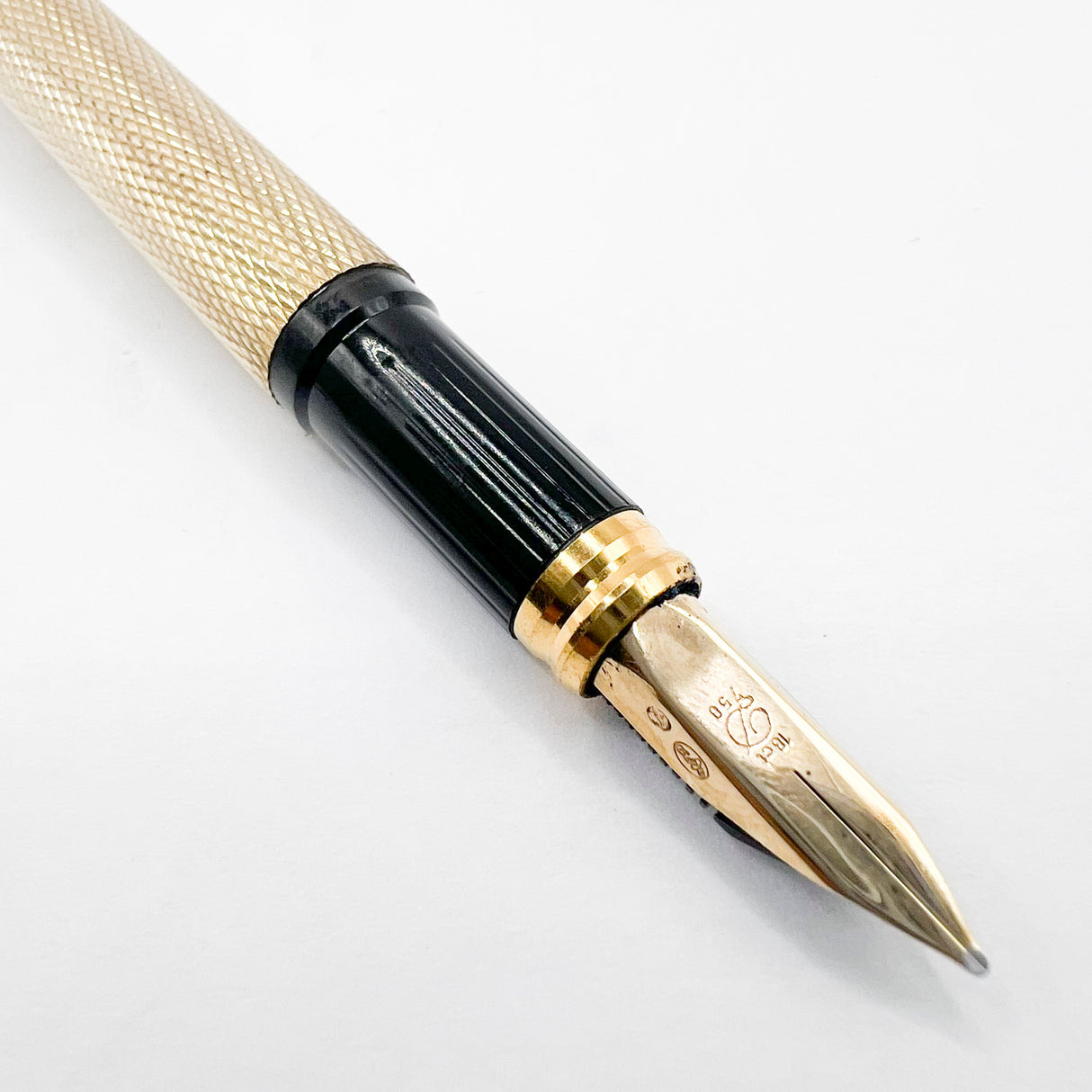 S.T. Dupont Full Covered Gold-Plated Barleycorn Classic  Fountain Pen- Medium 18kt Gold Nib