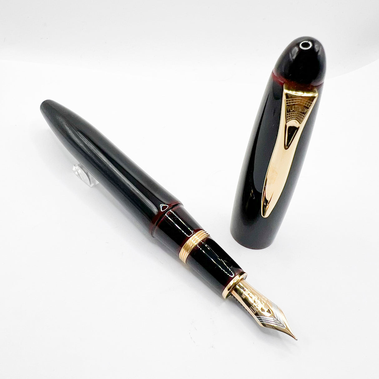 Platinum Izumo Urushi Akatame (Red) Oversized Fountain Pen - Medium 18 Kt Gold Nib