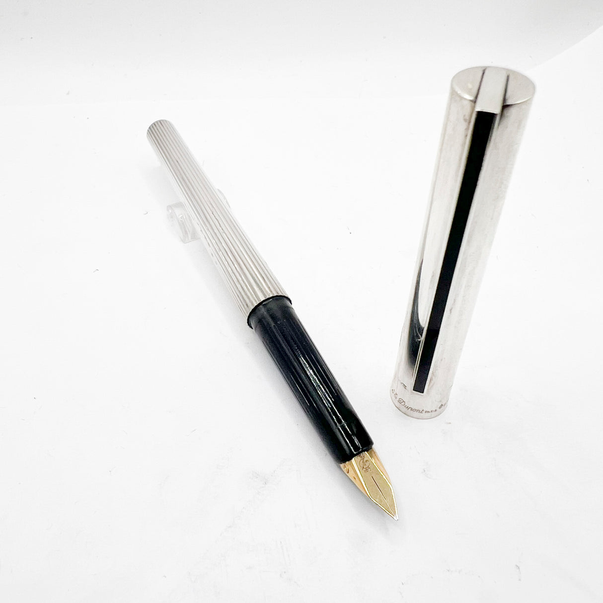 S.T. Dupont Sterling Silver - Smooth Cap/Fluted Barrel Classic Fountain Pen- Fine 18kt Gold Nib