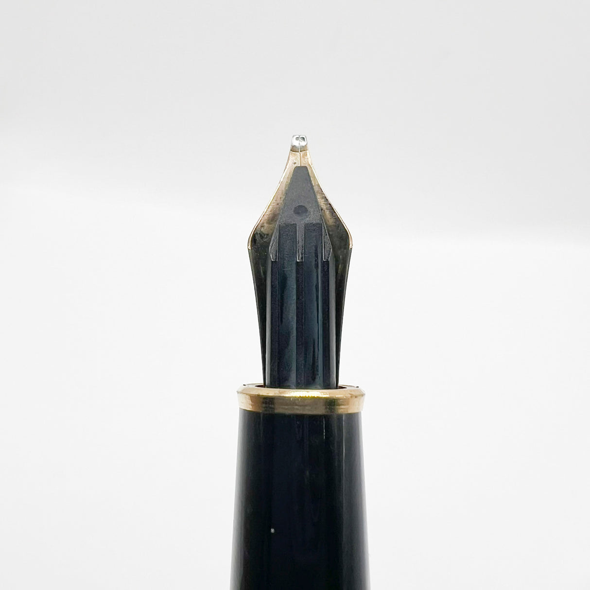 Montblanc Classique #144 Black Resin Fountain Pen  - Broad  14kt Gold Nib