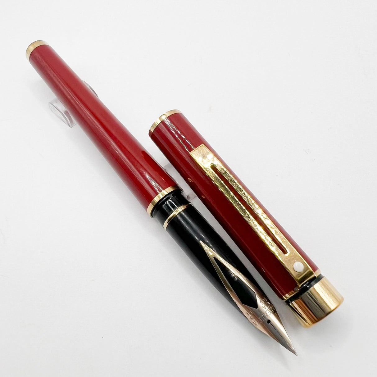 Sheaffer Full Size Targa Red Lacque Fountain Pen - Medium 14kt Gold Nib