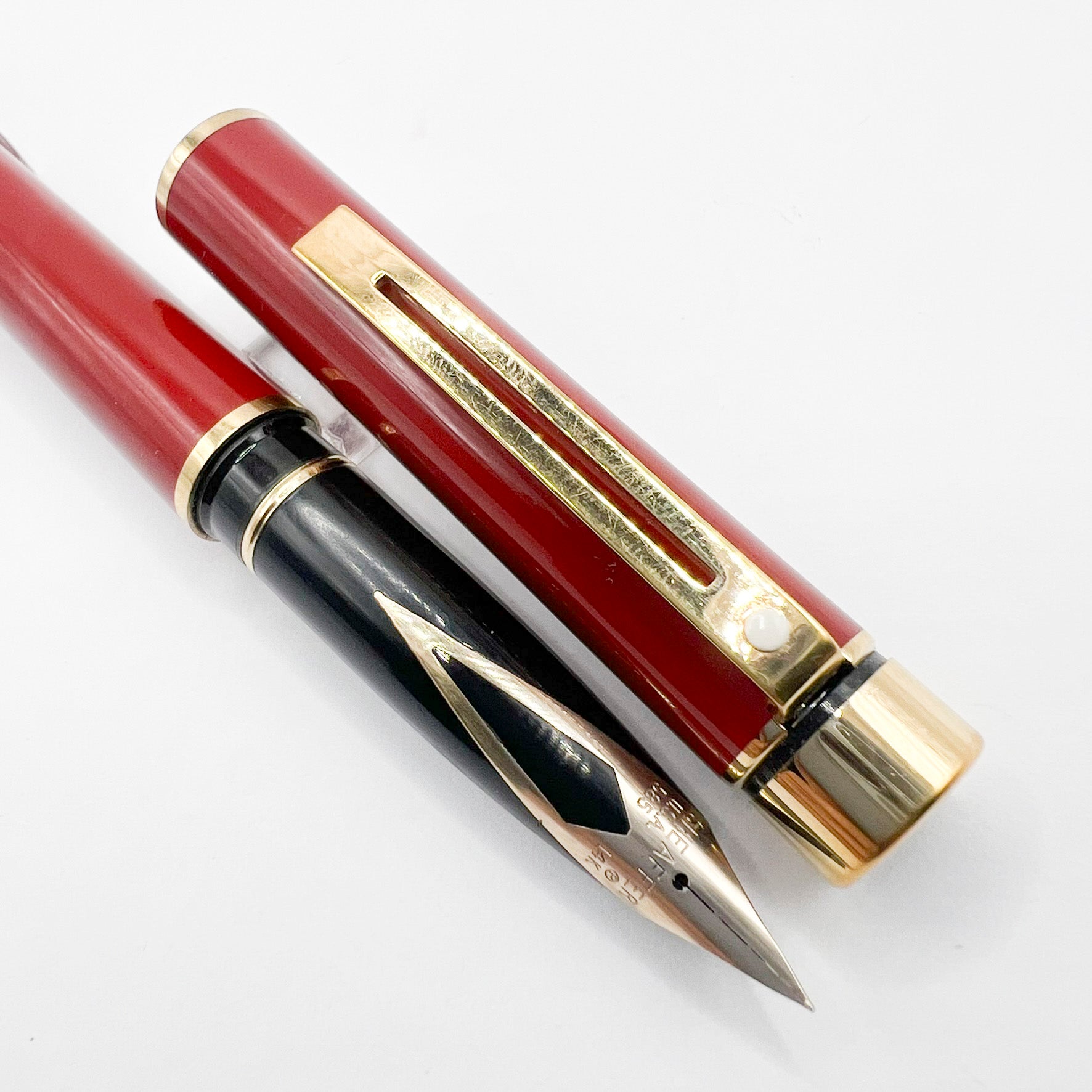 ①SHEAFFER 万年筆　１４ｋ　585　シェーファー　USA 赤系 Sheaffer Full Size Targa Red Lacque Fountain Pen - Medium 14kt