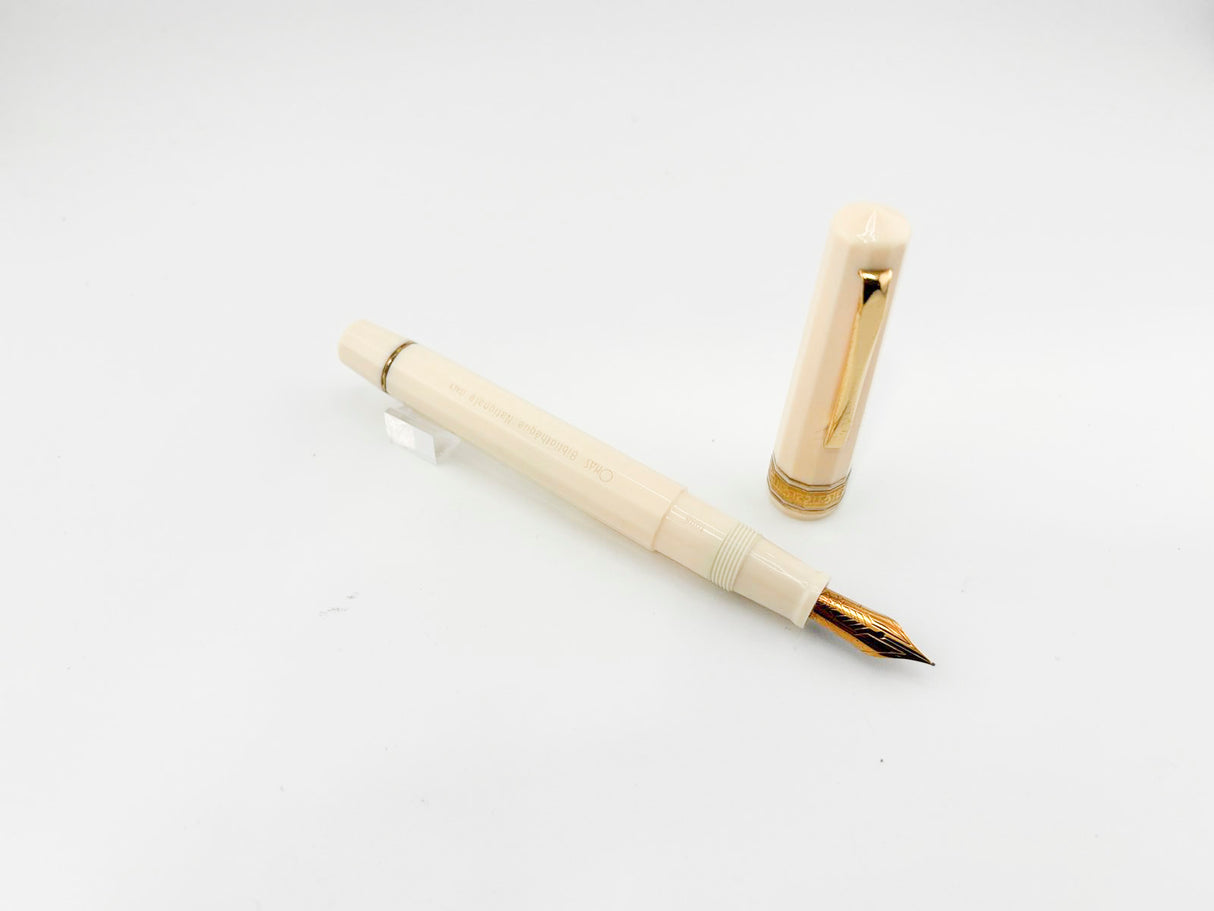 OMAS Ivory Vegetal Resin Bibliotheque Nazionale Fountain Pen - Medium 18kt Gold Nib