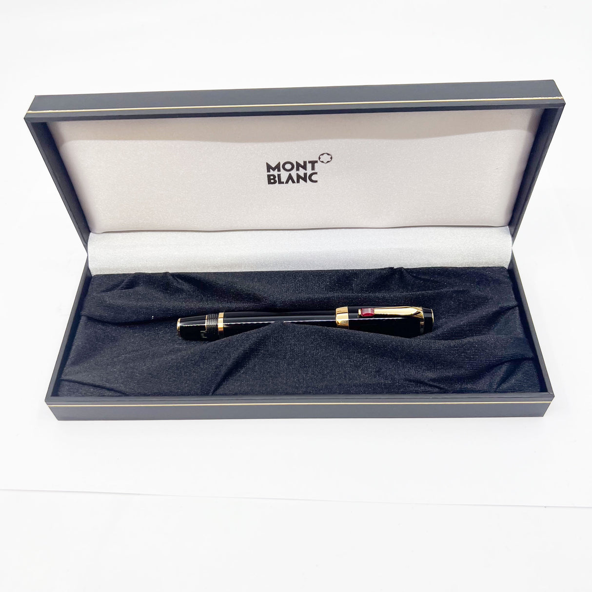 Montblanc Boheme Rouge - Black Resin Fountain Pen - Retractable  Medium 14kt Gold Nib