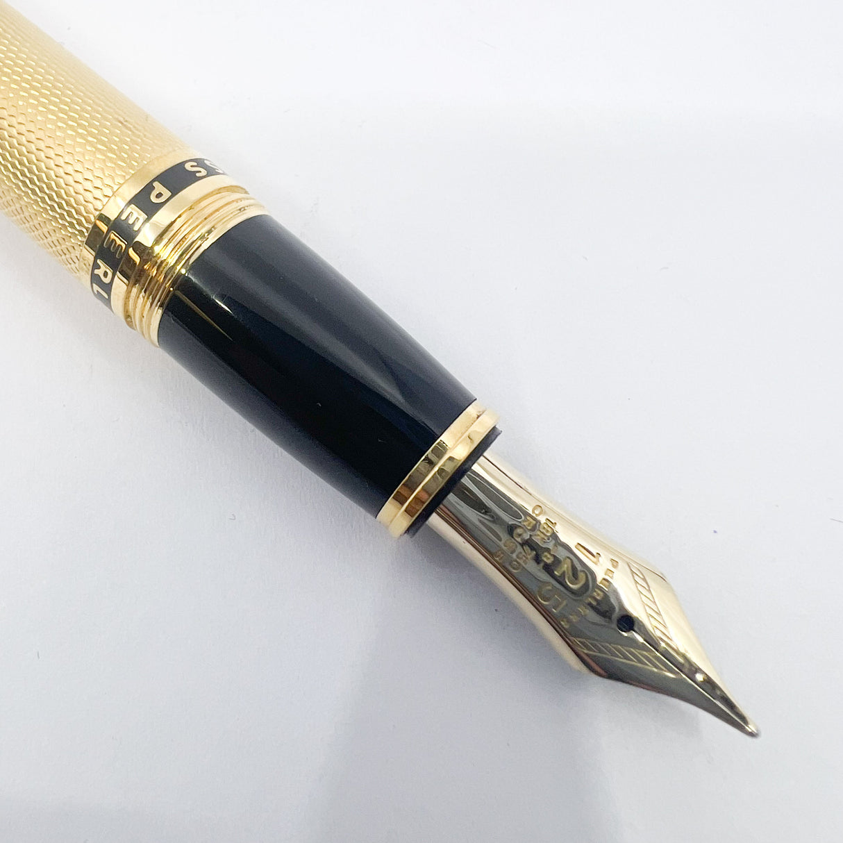 Cross Peerless 125 Gold-Plated Barleycorn Fountain Pen - Broad 18kt Gold Nib(Writes Medium)