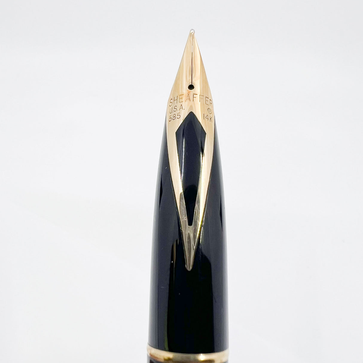 Sheaffer Full-Size Targa Elegant Gold-Plated Cross Hatch Fountain Pen - Medium 14kt Gold Nib