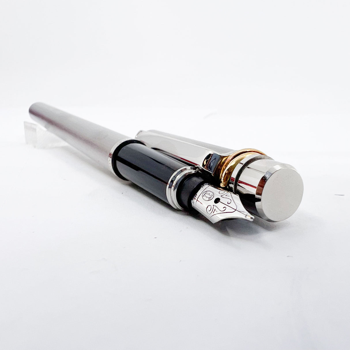 Cartier  Brushed Steel Must de Cartier Fountain Pen/Trinity Bands - Medium 18kt Gold Nib