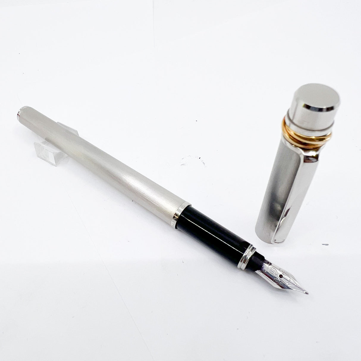 Cartier  Brushed Steel Must de Cartier Fountain Pen/Trinity Bands - Medium 18kt Gold Nib