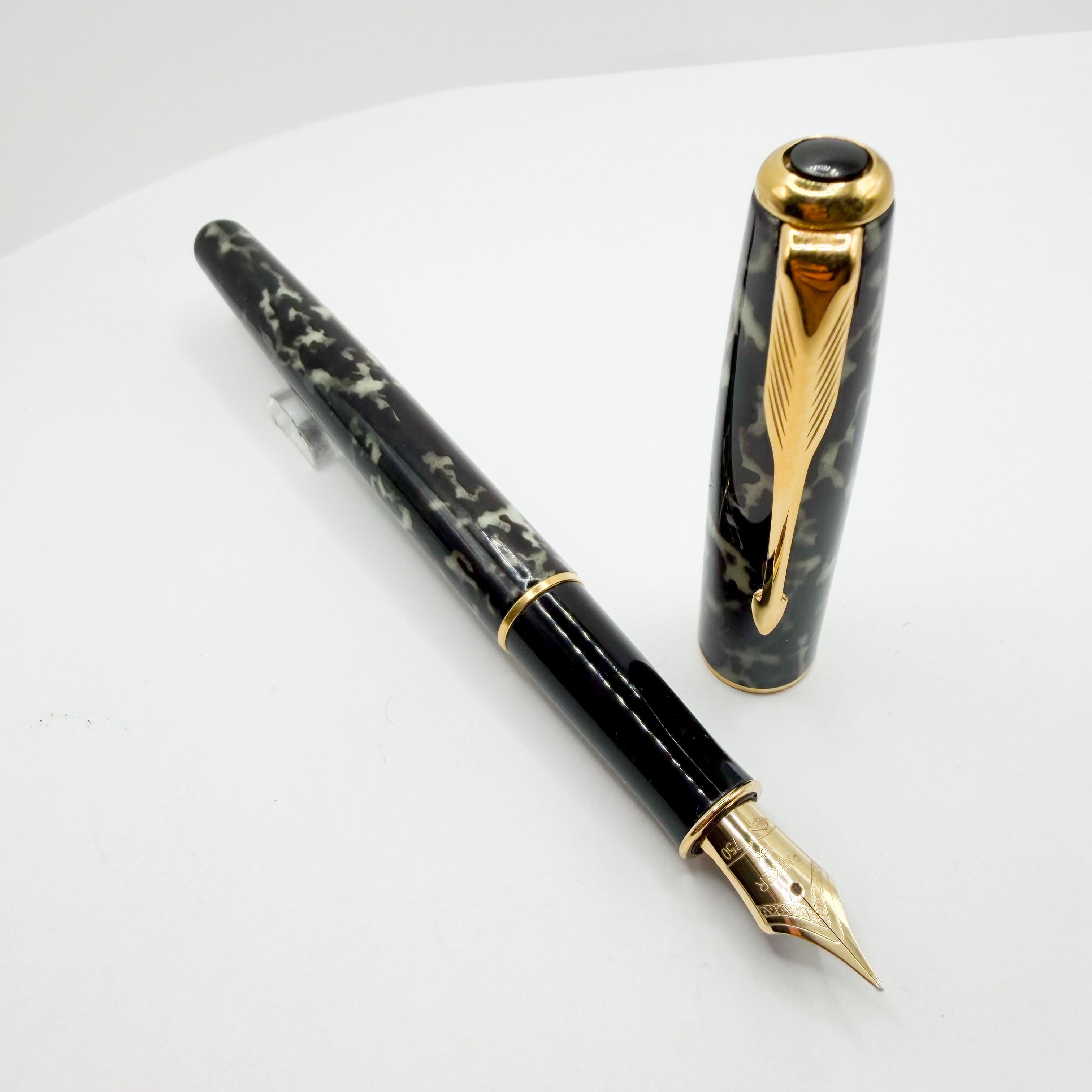 Parker Sonnet Moonbeam Lacque Marbled Charcoal/Ivory Fountain Pen