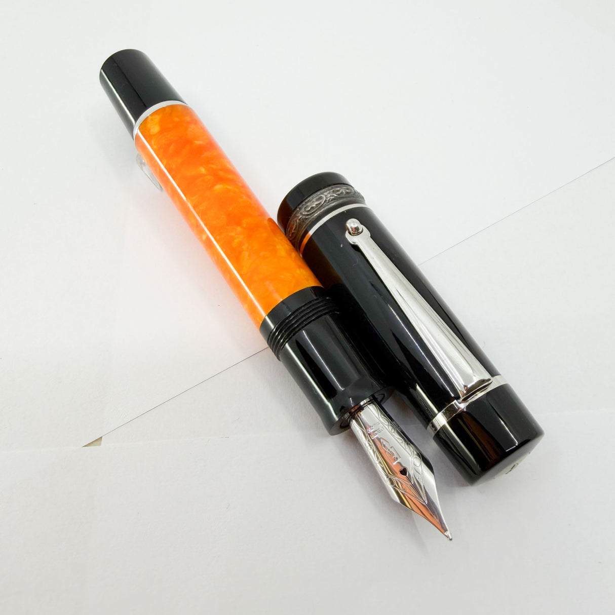 Delta -  Original  DolceVita Sterling Silver Trim Medium Fountain Pen - Medium 18kt Gold Nib