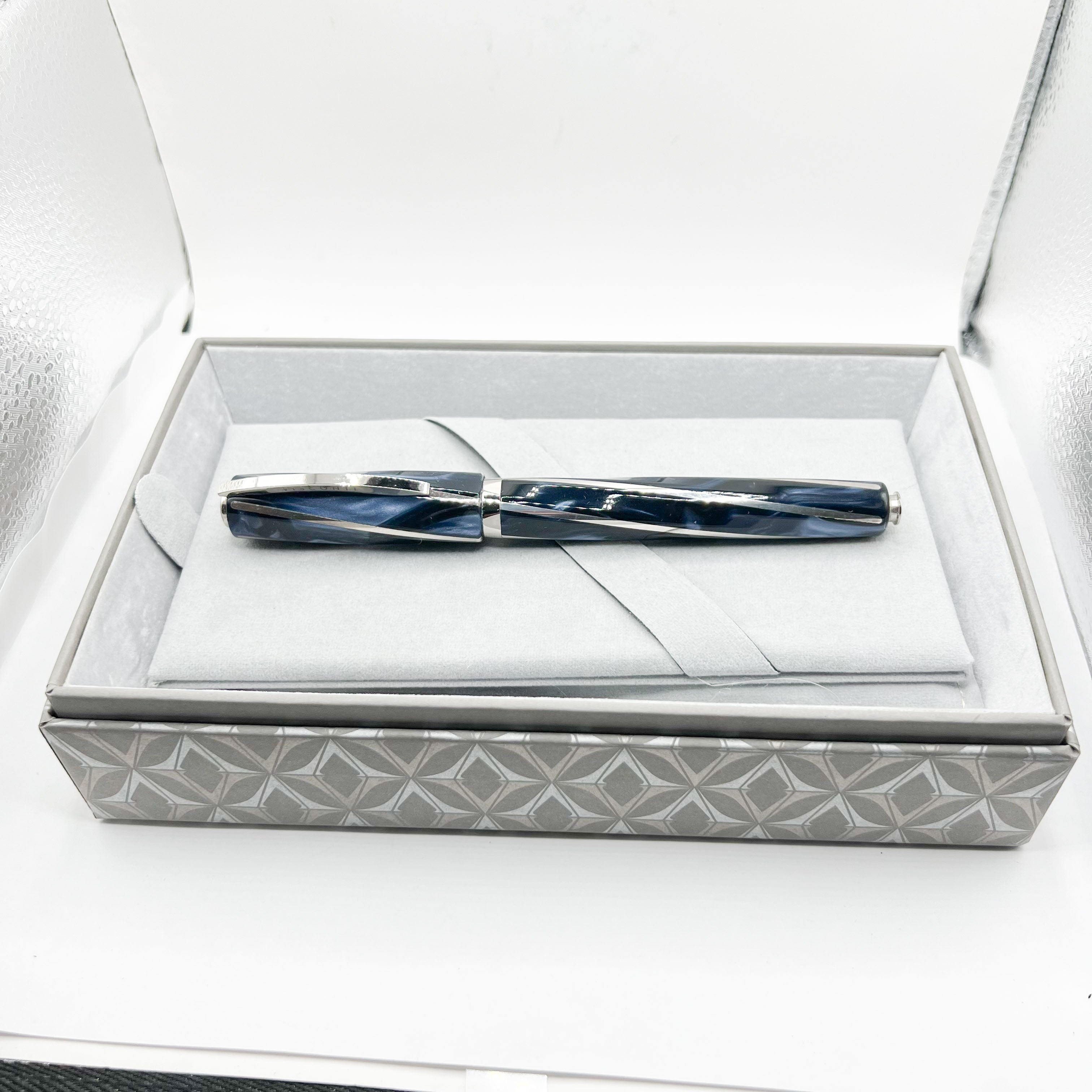 Visconti Divina Elegance Oversize Imperial Blue Fountain Pen