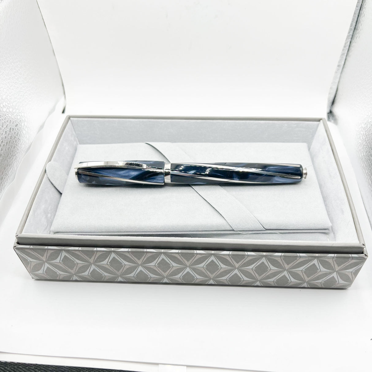 Visconti Divina Elegance Oversize Imperial Blue Fountain Pen  - Fine 18kt Gold Nib