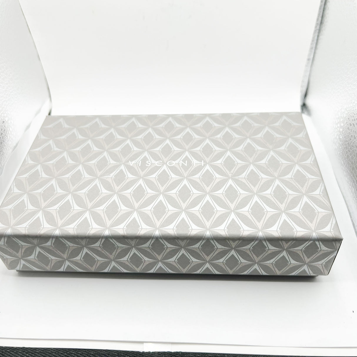 Visconti Divina Elegance Oversize Imperial Blue Fountain Pen  - Fine 18kt Gold Nib