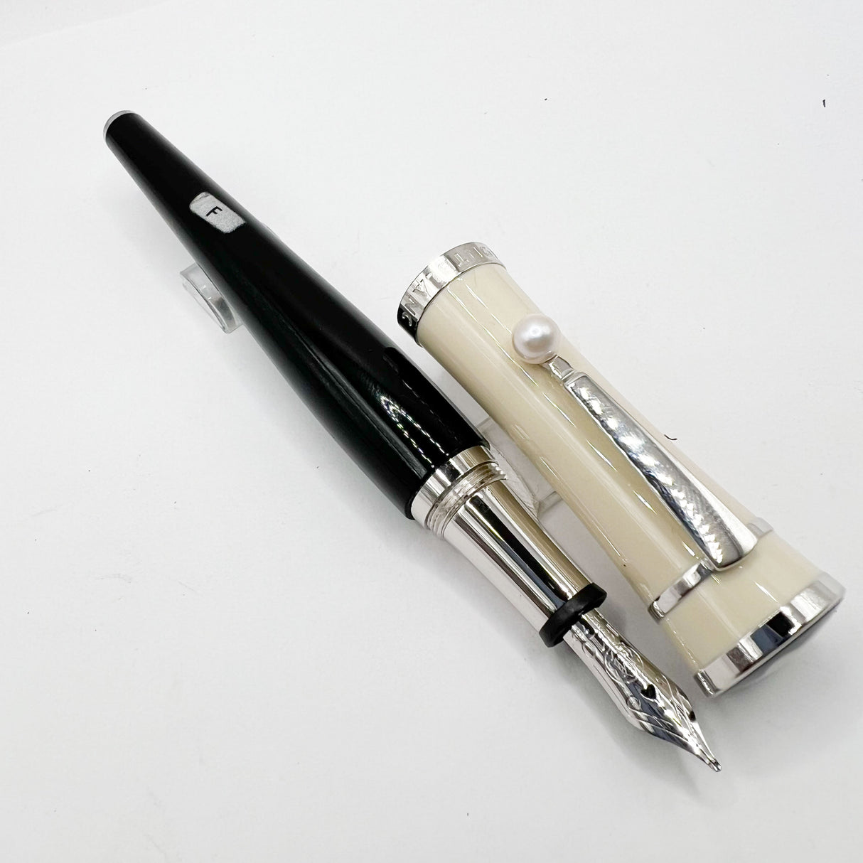 Montblanc Muses Series Greta Garbo Special Edition Fountain Pen - Fine 18kt Gold Nib