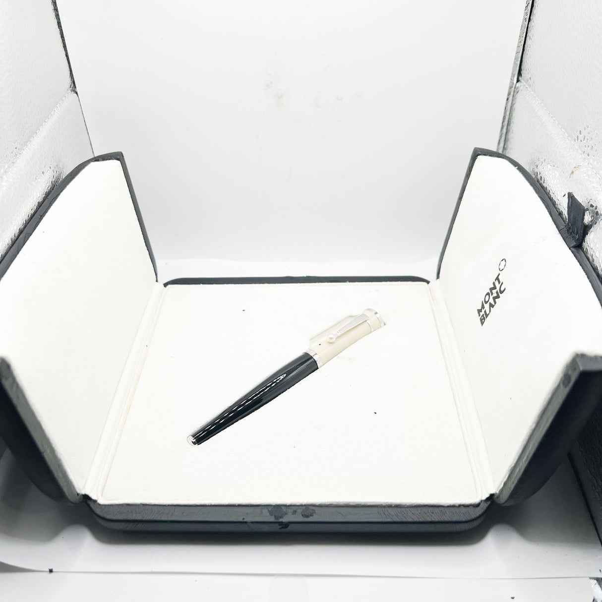 Montblanc Muses Series Greta Garbo Special Edition Fountain Pen - Fine 18kt Gold Nib