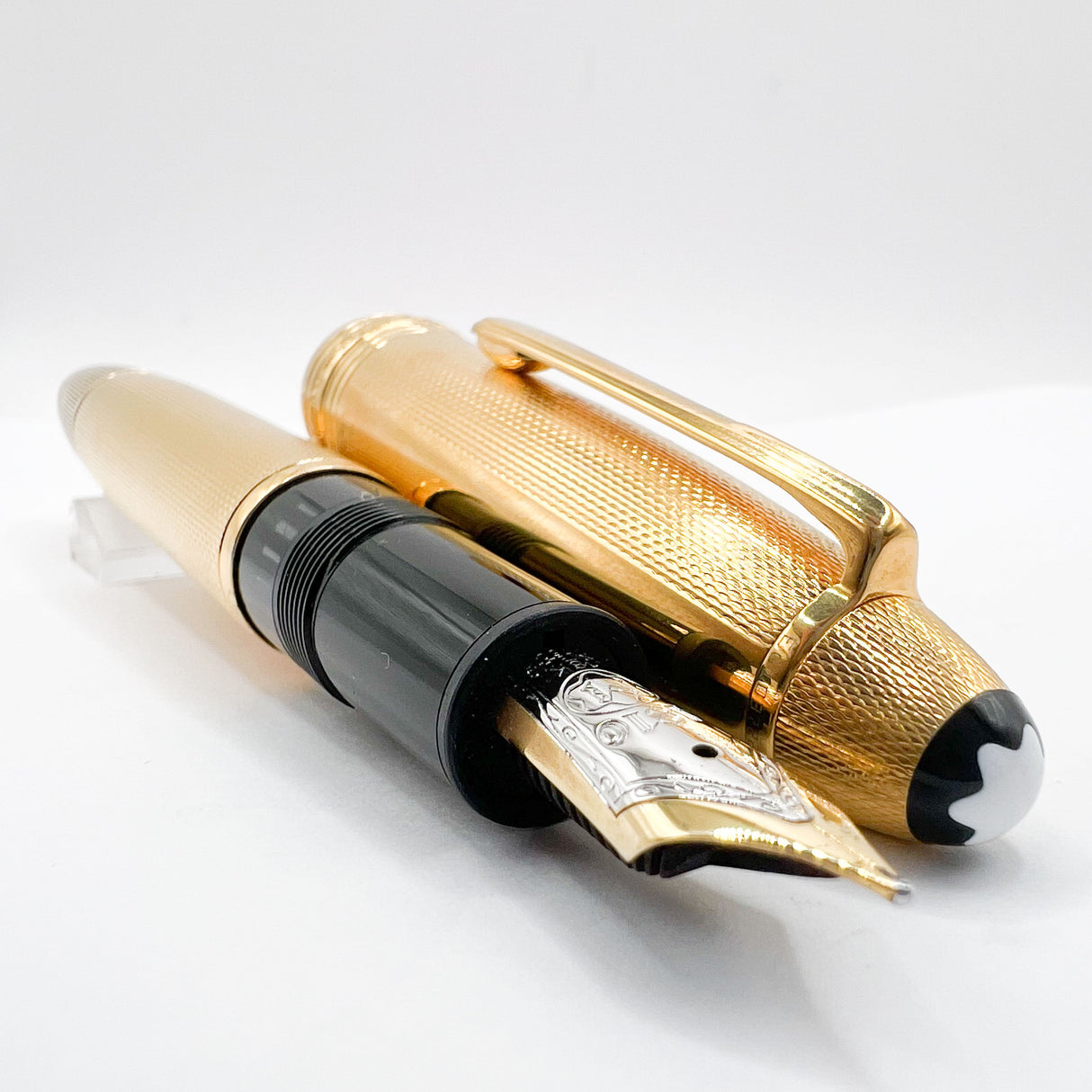 Montblanc Meisterstück Solitaire Le Grand Vermeil Barleycorn #146V Fountain Pen - Medium 18kt Gold Nib