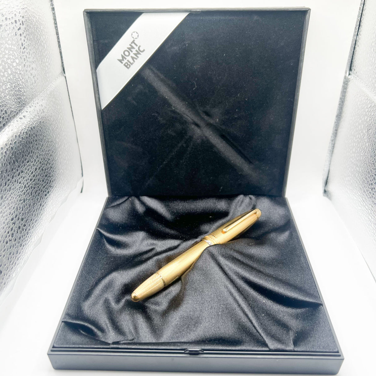 Montblanc Meisterstück Solitaire Le Grand Vermeil Barleycorn #146V Fountain Pen - Medium 18kt Gold Nib