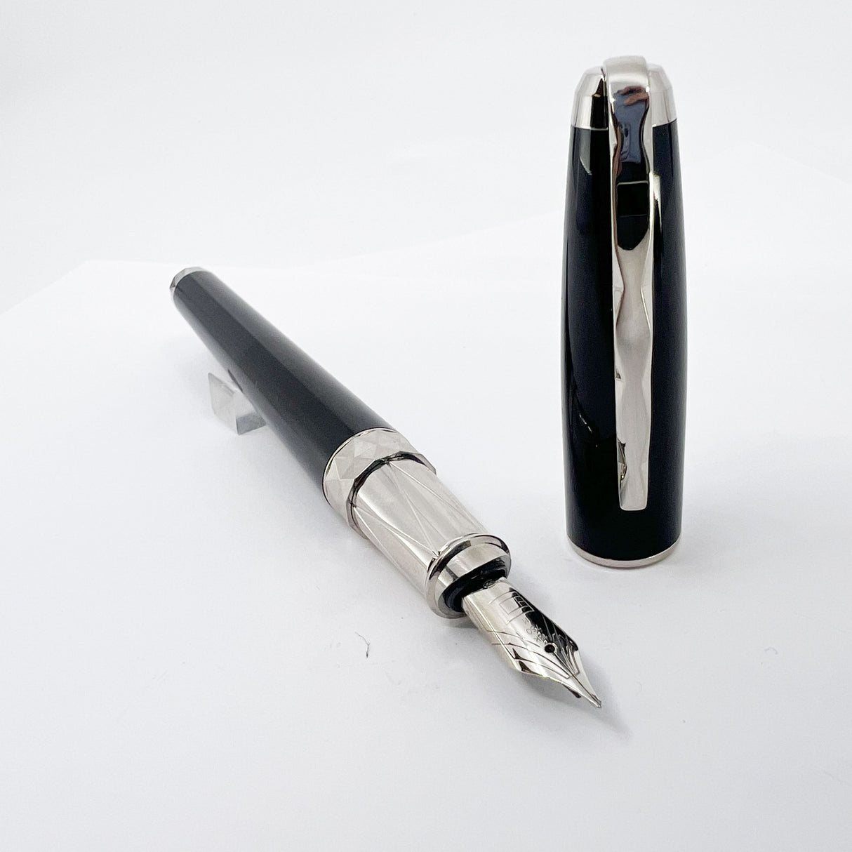 S.T. Dupont Olympio Nocturne Extra Large  Fountain Pen - Medium 18kt Gold Nib