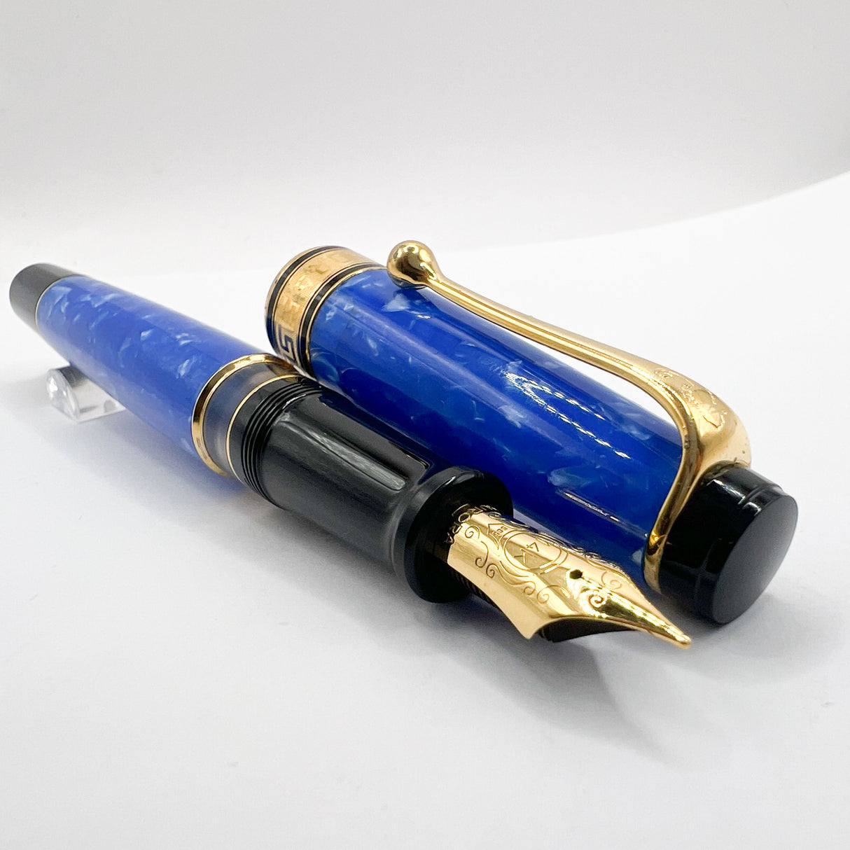 Aurora Mare Optima Limited Edition Fountain Pen - Medium 18kt Gold Nib